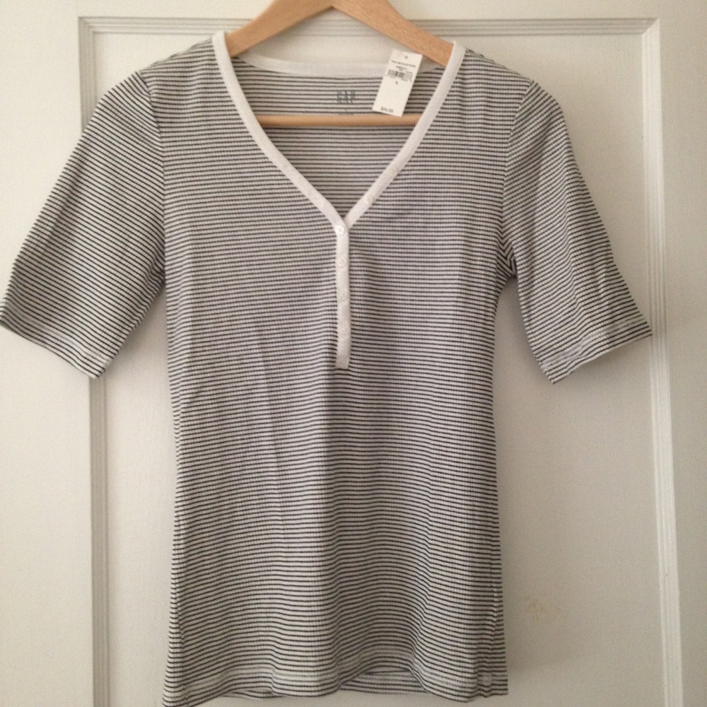 Gap stretch short sleeve v-neck striped tee S NWT